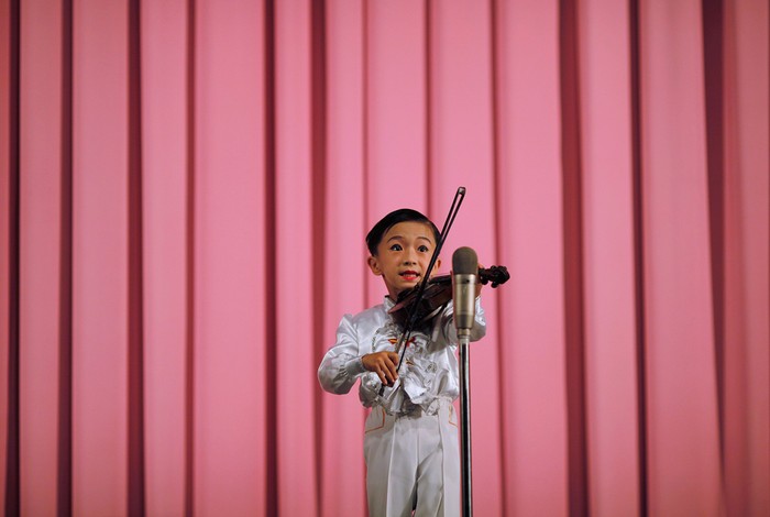 .Một cậu bé đang chơi nhạc tại một thính phòng ở đặc khu kinh tế Rason.